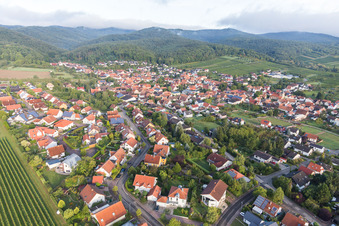 Vue aérienne de Vue des rues et des maisons dans les quartiers résidentiels à Oberotterbach dans le département Rhénanie-Palatinat, Allemagne
