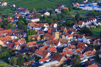 Vue aérienne de Unterdorfstraße avec l'église protestante à Oberotterbach dans le département Rhénanie-Palatinat, Allemagne