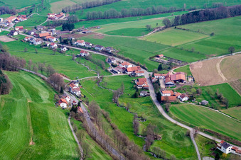 Vue aérienne de Vallée et cimetière de Marbach Hüttenthal à le quartier Hüttenthal in Mossautal dans le département Hesse, Allemagne