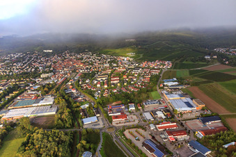 Vue aérienne de Landauer Straße depuis l'est avec K + B electronic Systems GmbH, HORNBACH compact Bad Bergzabern et DEKRA Automobil GmbH Station Bad Bergzabern à Bad Bergzabern dans le département Rhénanie-Palatinat, Allemagne