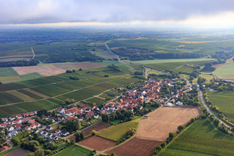 Vue aérienne de Vue du village sur la B38 depuis le sud-ouest à Niederhorbach dans le département Rhénanie-Palatinat, Allemagne