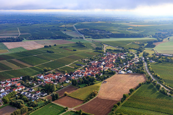 Vue aérienne de Vue du village sur la B38 depuis le sud-ouest à Niederhorbach dans le département Rhénanie-Palatinat, Allemagne