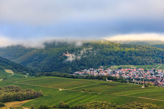 Vue aérienne de Le château de Landeck couvert de nuages à Klingenmünster dans le département Rhénanie-Palatinat, Allemagne