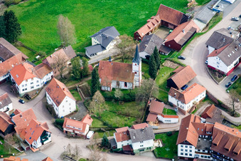 Vue aérienne de Chapelle à le quartier Güttersbach in Mossautal dans le département Hesse, Allemagne