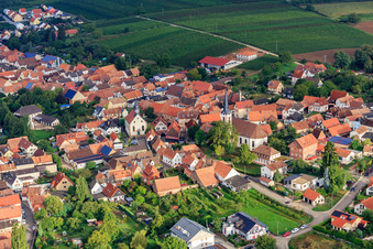 Vue aérienne de Jardin Laurentius dans la Pfaffengasse et jardin d'enfants catholique près de l'église à Göcklingen dans le département Rhénanie-Palatinat, Allemagne