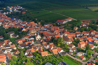 Vue aérienne de Jardin Laurentius dans la Pfaffengasse et jardin d'enfants catholique près de l'église à Göcklingen dans le département Rhénanie-Palatinat, Allemagne