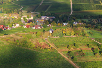 Vue aérienne de Chapelle Kleine Kalmit vue de l'est à le quartier Arzheim in Landau in der Pfalz dans le département Rhénanie-Palatinat, Allemagne