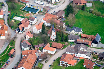 Vue aérienne de Église évangélique Güttersbach - Église source à le quartier Güttersbach in Mossautal dans le département Hesse, Allemagne