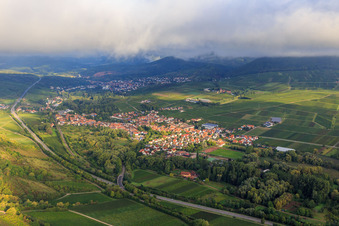 Vue aérienne de Vue de la ville derrière la B10 depuis le sud-est à Siebeldingen dans le département Rhénanie-Palatinat, Allemagne