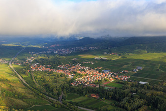 Vue aérienne de Vue de la ville derrière la B10 depuis le sud-est à Siebeldingen dans le département Rhénanie-Palatinat, Allemagne