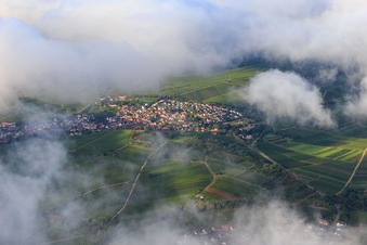 Vue aérienne de Vue de la ville à travers une trouée dans les nuages depuis le nord-est à Ilbesheim bei Landau dans le département Rhénanie-Palatinat, Allemagne