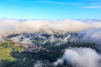 Vue aérienne de Vue de la ville au-delà de la B10 sous les nuages du sud-est à Siebeldingen dans le département Rhénanie-Palatinat, Allemagne