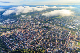 Vue aérienne de Vue de la ville sous les nuages depuis le sud-ouest à Landau in der Pfalz dans le département Rhénanie-Palatinat, Allemagne