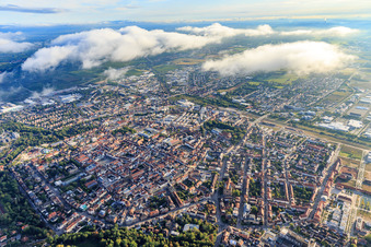 Vue aérienne de Vue de la ville sous les nuages depuis le sud-ouest à Landau in der Pfalz dans le département Rhénanie-Palatinat, Allemagne