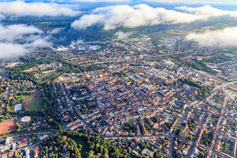 Photographie aérienne de Vue de la ville sous les nuages depuis le sud-ouest à Landau in der Pfalz dans le département Rhénanie-Palatinat, Allemagne