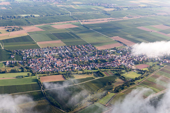 Vue aérienne de Vue de la ville depuis le sud à Essingen dans le département Rhénanie-Palatinat, Allemagne