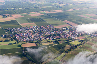 Vue aérienne de Vue de la ville depuis le sud à Essingen dans le département Rhénanie-Palatinat, Allemagne