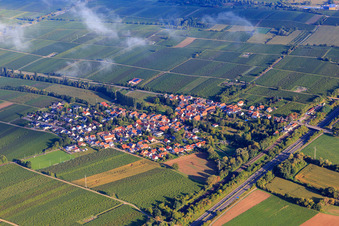 Vue aérienne de Vue du village sur l'A65 depuis le sud-est à Knöringen dans le département Rhénanie-Palatinat, Allemagne