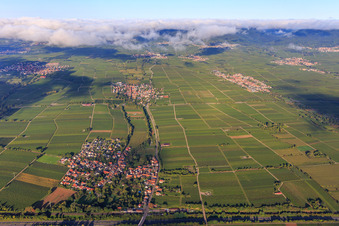 Vue aérienne de Vue du village sur l'A65 depuis l'est à Knöringen dans le département Rhénanie-Palatinat, Allemagne