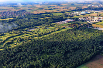 Terrain de golf Landgut Dreihof - GOLF absolu à le quartier Dreihof in Essingen dans le département Rhénanie-Palatinat, Allemagne du point de vue du drone