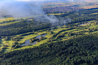 Terrain de golf Landgut Dreihof - GOLF absolu à le quartier Dreihof in Essingen dans le département Rhénanie-Palatinat, Allemagne vu d'un drone