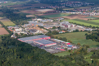 Vue aérienne de Centre logistique de Hornbach devant la zone industrielle de Landau Ost à le quartier Dreihof in Essingen dans le département Rhénanie-Palatinat, Allemagne