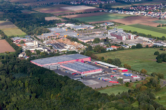 Vue aérienne de Centre logistique de Hornbach devant la zone industrielle de Landau Ost à le quartier Dreihof in Essingen dans le département Rhénanie-Palatinat, Allemagne