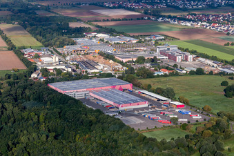 Photographie aérienne de Centre logistique de Hornbach devant la zone industrielle de Landau Ost à le quartier Dreihof in Essingen dans le département Rhénanie-Palatinat, Allemagne