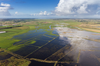 Vue aérienne de Zones riveraines avec lit de rivière inondé du Varde à Römö à Varde dans le département Syddanmark, Danemark