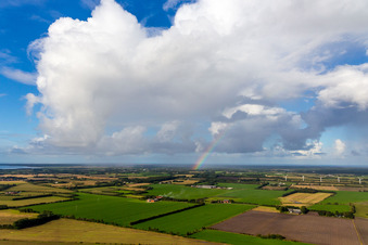 Vue aérienne de Arc-en-ciel sous les cumulus à Janderup dans le département Syddanmark, Danemark