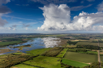 Vue aérienne de Embouchure du fleuve Varde dans la baie de Ho de la mer du Nord, dans le sud du Danemark à Varde dans le département Syddanmark, Danemark