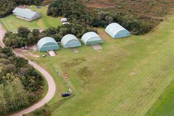 Vue aérienne de Hangars et hangars à avions pour la maintenance des avions du Varde Flyveplad à Varde dans le département Syddanmark, Danemark