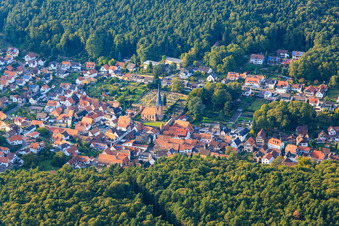 Vue aérienne de Église simultanée Saint-Martin au centre-ville à Dörrenbach dans le département Rhénanie-Palatinat, Allemagne