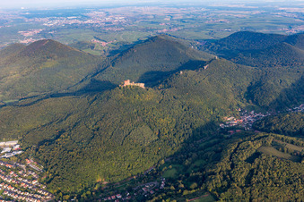 Vue aérienne de Les 4 châteaux Trifels, Anebos, Jungturm et Münz à Annweiler am Trifels dans le département Rhénanie-Palatinat, Allemagne