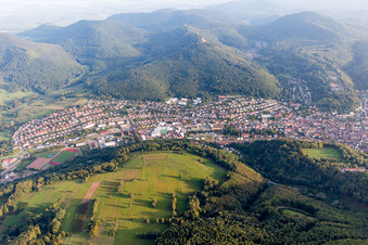 Vue aérienne de Annweiler du nord à Annweiler am Trifels dans le département Rhénanie-Palatinat, Allemagne