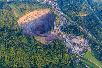 Carrière Albersweiler de la Basalt-Actien-Gesellschaft à Albersweiler dans le département Rhénanie-Palatinat, Allemagne vue d'en haut