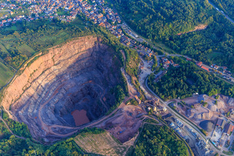 Vue d'oiseau de Carrière Albersweiler de la Basalt-Actien-Gesellschaft à Albersweiler dans le département Rhénanie-Palatinat, Allemagne