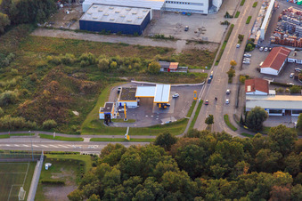 Vue aérienne de Zone commerciale Im Horst avec station-service Jet à le quartier Minderslachen in Kandel dans le département Rhénanie-Palatinat, Allemagne