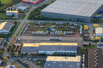 Vue aérienne de Espace de stockage pour les camions Daimler Actros invendus sur l'ancien parking de la discothèque à le quartier Minderslachen in Kandel dans le département Rhénanie-Palatinat, Allemagne