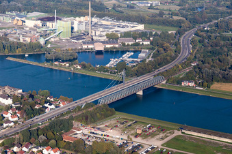 Vue aérienne de Pont du Rhin de Maxau vu du sud-ouest à le quartier Maximiliansau in Wörth am Rhein dans le département Rhénanie-Palatinat, Allemagne