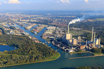 Vue aérienne de Ports rhénans de Karlsruhe avec EnBW Energie Baden-Württemberg AG, centrale à vapeur du port rhénan Karlsruhe en provenance du nord-ouest à le quartier Daxlanden in Karlsruhe dans le département Bade-Wurtemberg, Allemagne