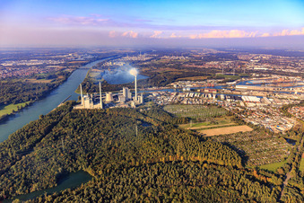 Vue aérienne de Ports rhénans de Karlsruhe avec EnBW Energie Baden-Württemberg AG, centrale à vapeur du port rhénan Karlsruhe en provenance du sud à le quartier Daxlanden in Karlsruhe dans le département Bade-Wurtemberg, Allemagne