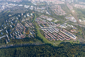 Vue d'oiseau de Quartier Oberreut in Karlsruhe dans le département Bade-Wurtemberg, Allemagne