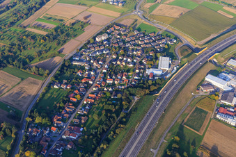 Vue aérienne de Vue du village depuis le sud-ouest sur l'A8 avec Nordinkraft à le quartier Darmsbach in Remchingen dans le département Bade-Wurtemberg, Allemagne