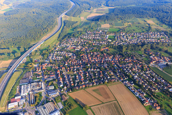 Vue aérienne de Vue d'ensemble de la ville depuis l'ouest sur l'A8 à le quartier Nöttingen in Remchingen dans le département Bade-Wurtemberg, Allemagne