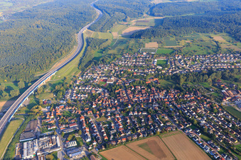 Photographie aérienne de Vue d'ensemble de la ville depuis l'ouest sur l'A8 à le quartier Nöttingen in Remchingen dans le département Bade-Wurtemberg, Allemagne