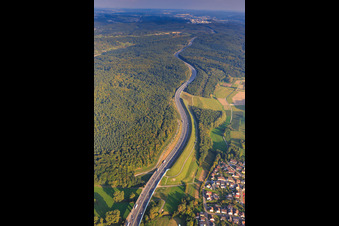 Vue aérienne de Montée sur l'A8 à le quartier Nöttingen in Remchingen dans le département Bade-Wurtemberg, Allemagne
