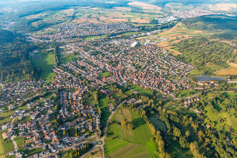 Vue aérienne de Vue des rues et des maisons dans les quartiers résidentiels à le quartier Wilferdingen in Remchingen dans le département Bade-Wurtemberg, Allemagne
