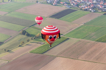 Vue aérienne de Montgolfière avec un chapeau sur le visage à le quartier Bauschlott in Neulingen dans le département Bade-Wurtemberg, Allemagne