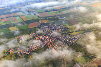 Vue aérienne de Vue du village sous les nuages à Impflingen dans le département Rhénanie-Palatinat, Allemagne
